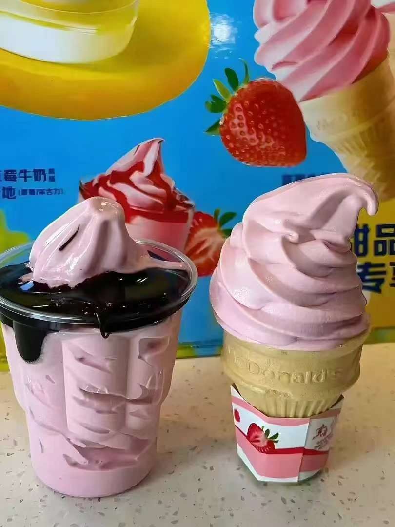 【网红户外摆摊冰淇淋机】
拿货3️⃣9️⃣8️⃣0️⃣包括户外冰淇淋机一台，全套设备辅助工具，
1️⃣我们这台冰淇淋机呢详情图3