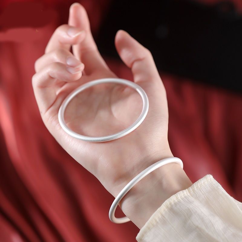 This is a new 2024 classic silver bracelet with a simple and niche design for women, exuding a sense of sophistication Specification image