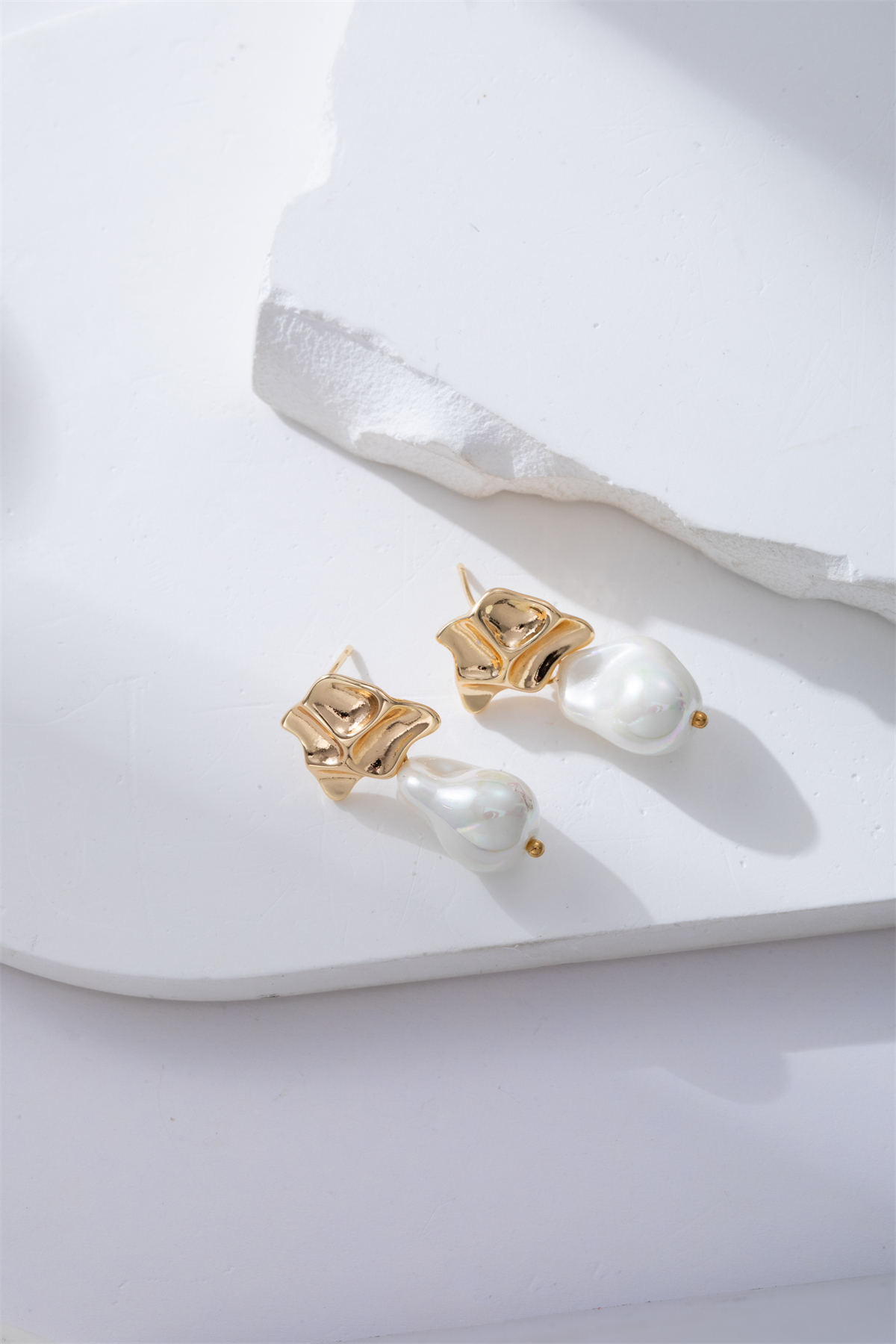 High-end Baroque, irregular-shaped pearl stud earrings Application Scenario