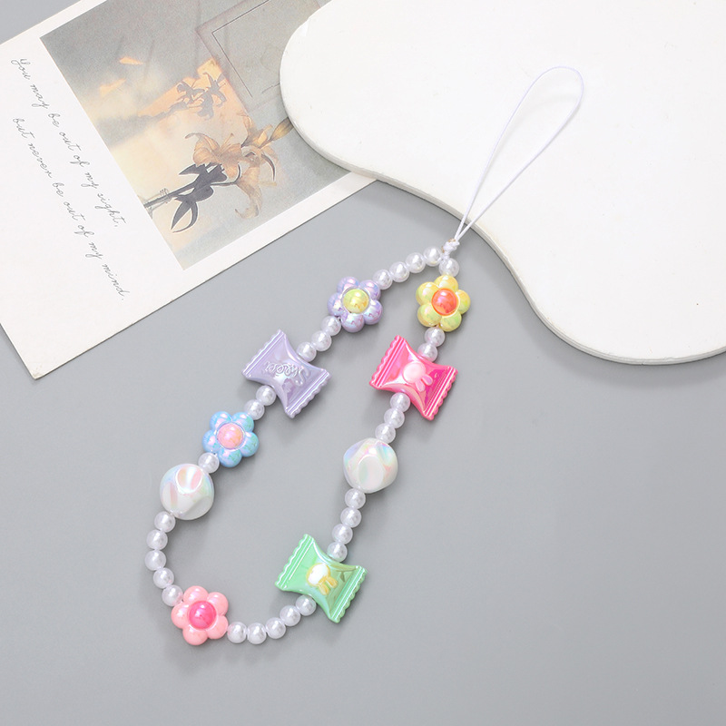 Hot-selling internet-famous beaded heart-shaped mobile phone chain, anti-loss and anti-drop phone case diy pearl pendant, short mobile phone Application Scenario