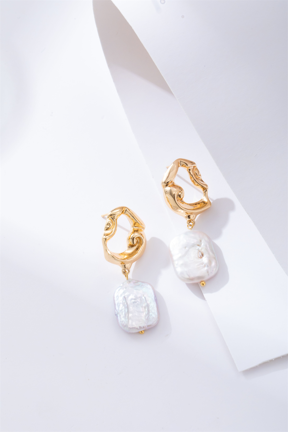 High-end Baroque irregular-shaped hollowed-out pearl stud earrings details Picture