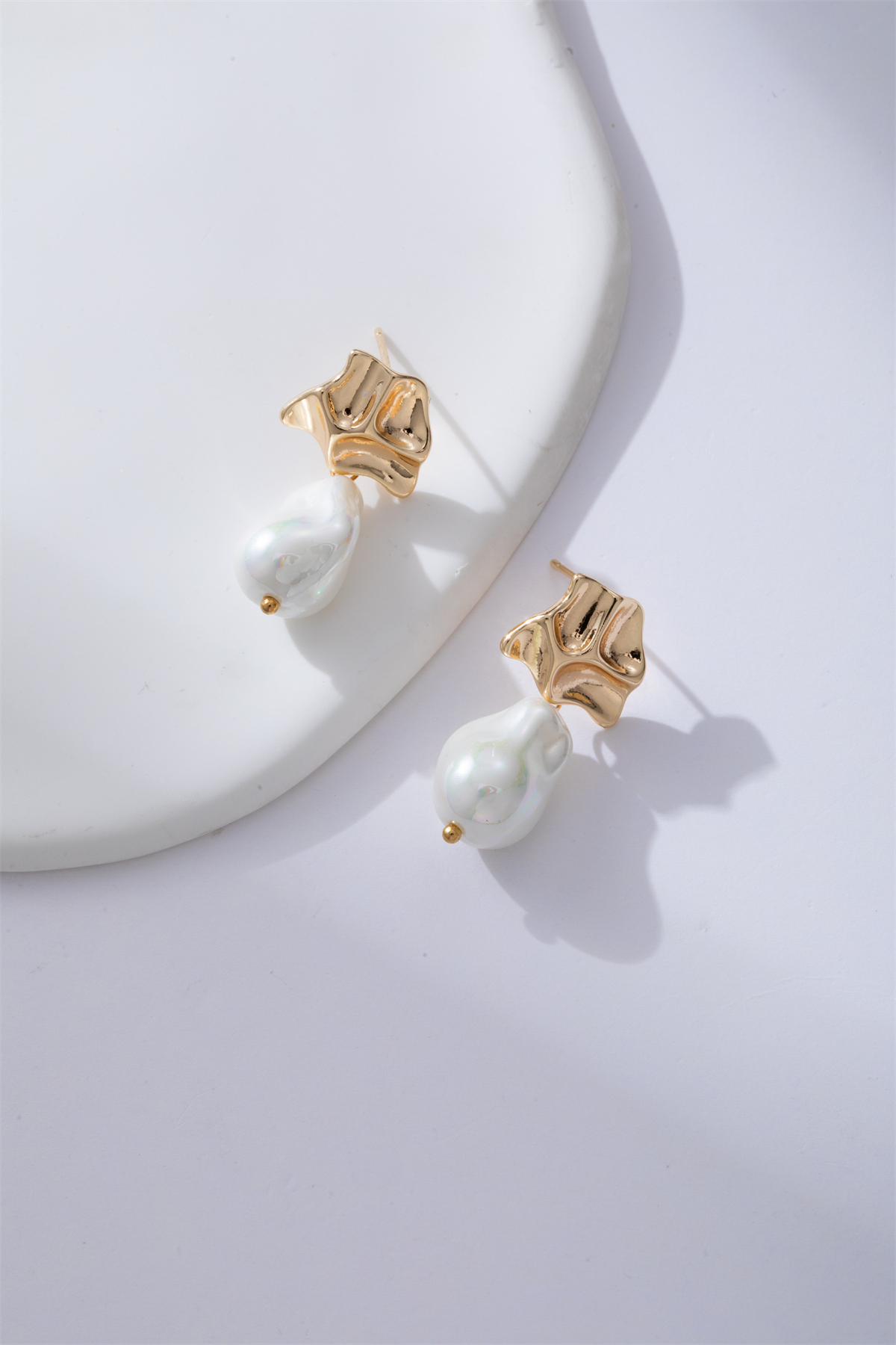 High-end Baroque, irregular-shaped pearl stud earrings