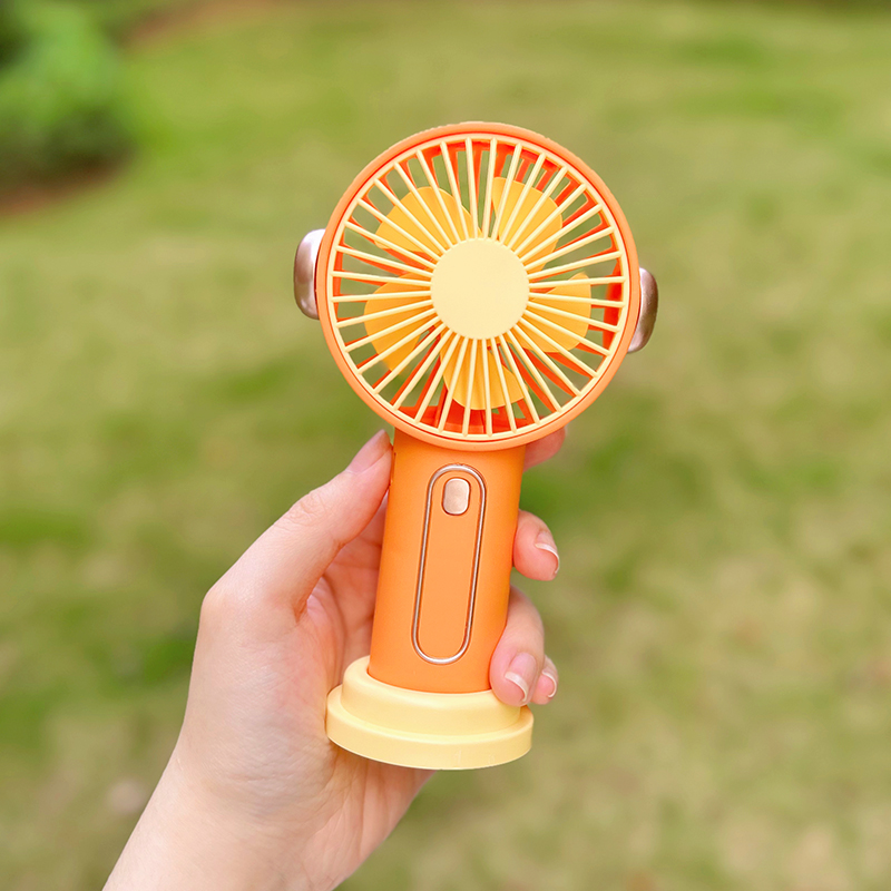 Mini portable dopamine charging fan Application Scenario
