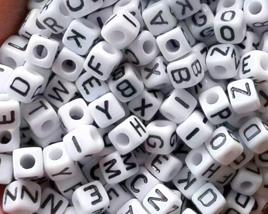 5㎜迷你小字母滴油效果 干净 颜色亮丽 材料环保 字母珠饰品配件 精美散珠串珠 珠子饰品制作材料 独特风格珠子散珠饰品产品图