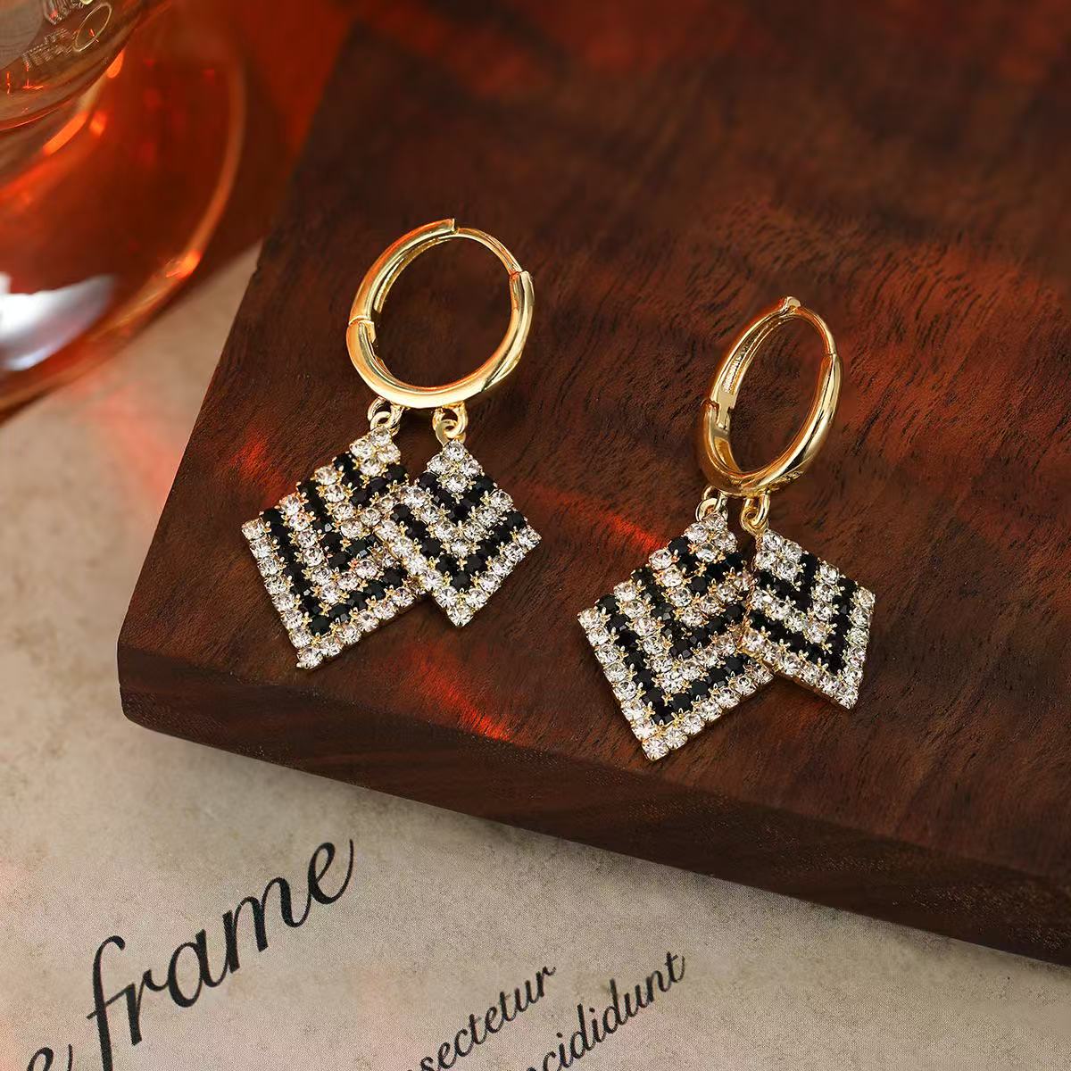 The elegant and dazzling black and white diamond-shaped earrings are luxurious and long, making the face slimmer. The earrings are unique and light luxury zircon ear buckles Specification image