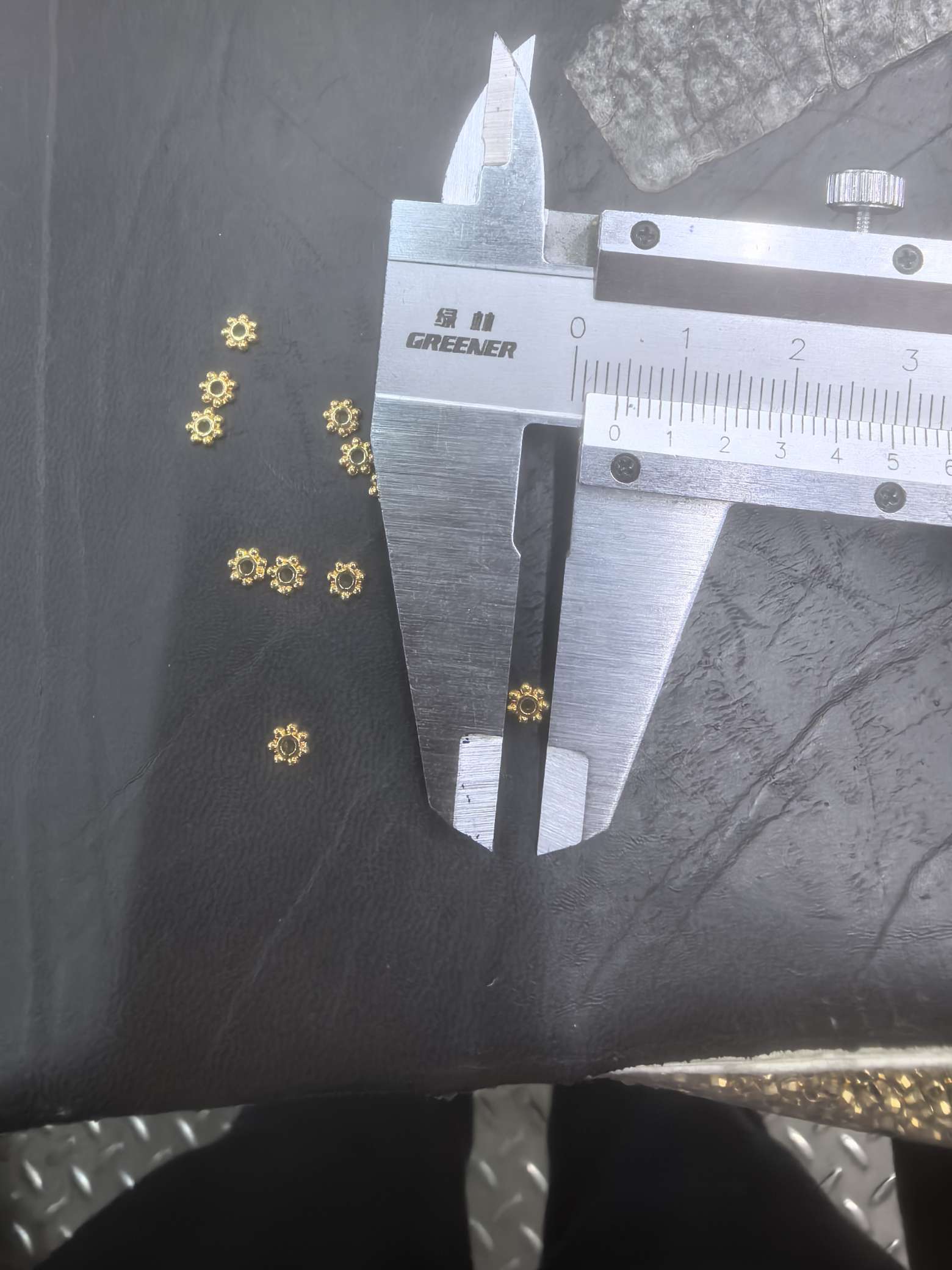 Factory direct sales of alloy flower tray snowflakes, plated with 18k detail image 2