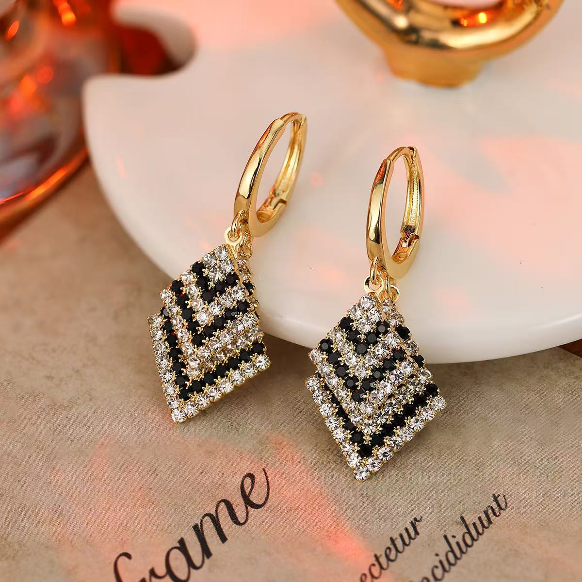 The elegant and dazzling black and white diamond-shaped earrings are luxurious and long, making the face slimmer. The earrings are unique and light luxury zircon ear buckles details Picture