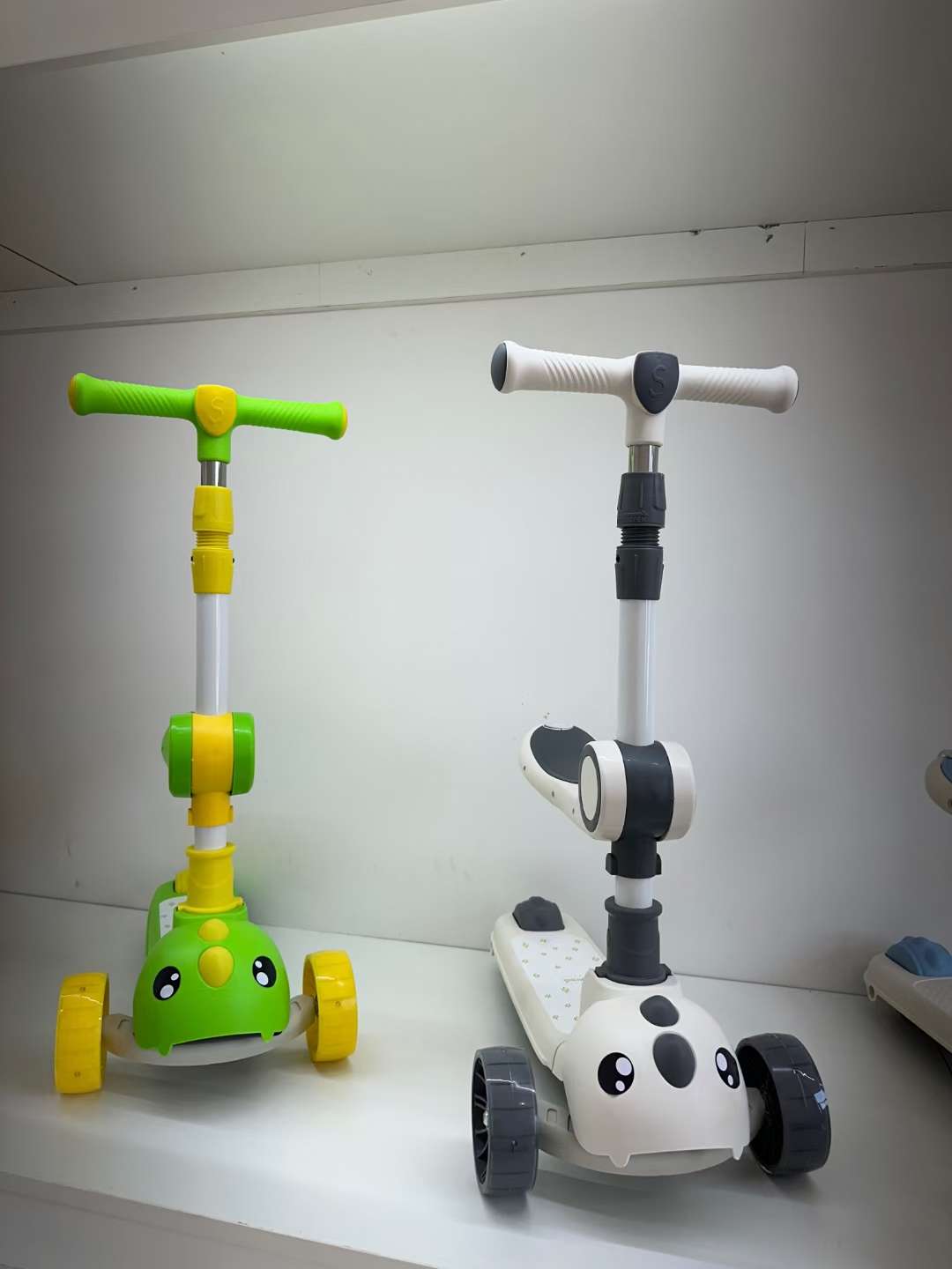 滑板车。折叠款带灯带音乐。滑行轻松产品图