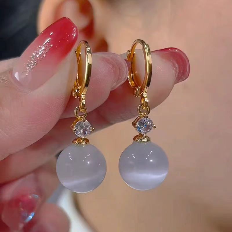 Round earrings, classic and exquisite cat-eye ear buckles, fashionable accessories for ladies Application Scenario