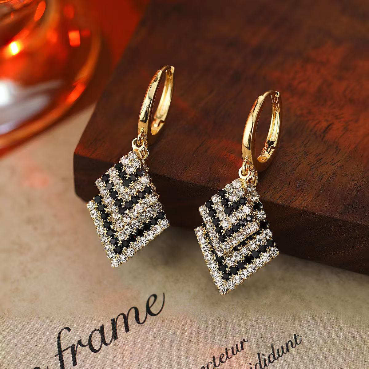 The elegant and dazzling black and white diamond-shaped earrings are luxurious and long, making the face slimmer. The earrings are unique and light luxury zircon ear buckles