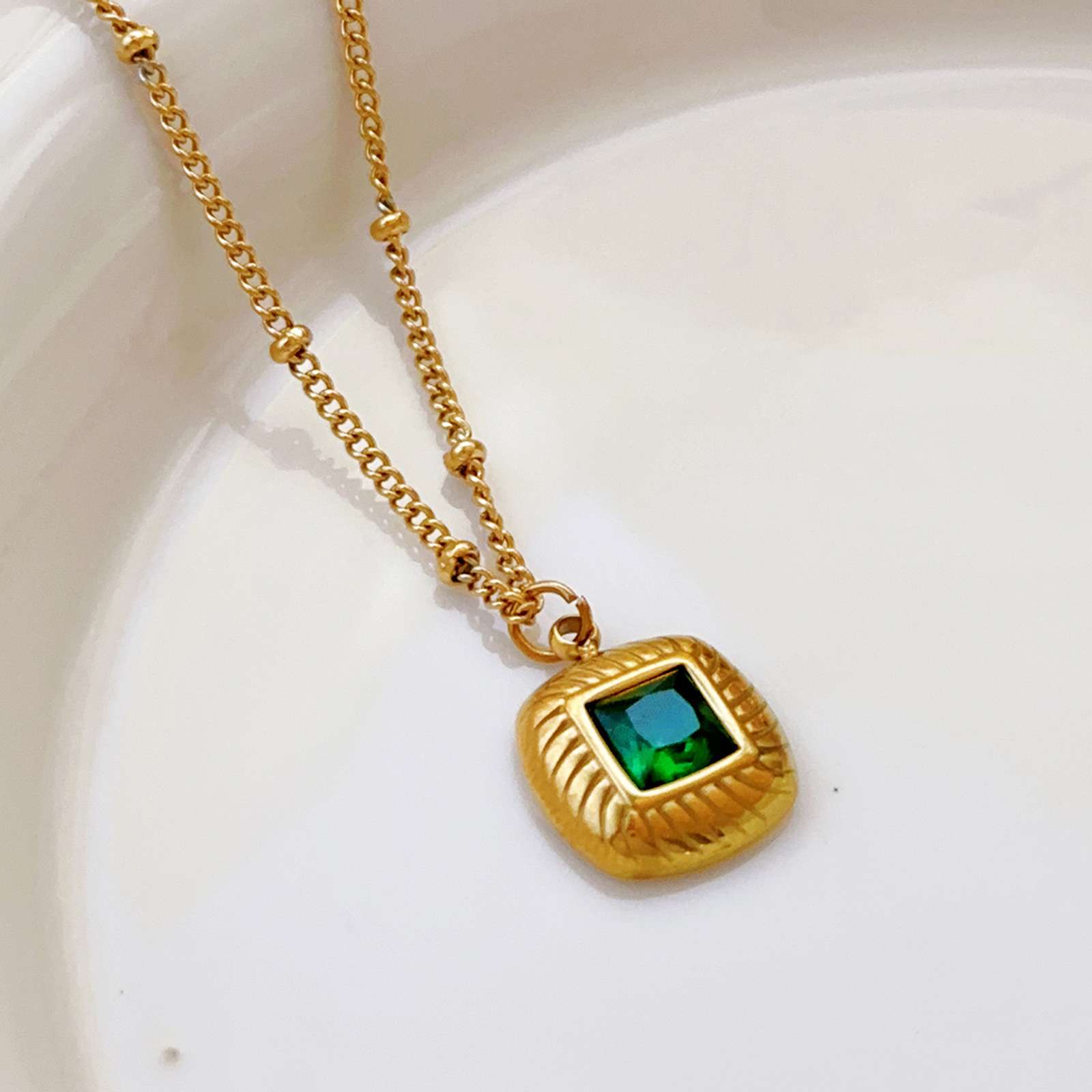 Exquisite accessories, elegant ladies' necklaces, short collarbone chains, fashionable and trendy accessories, light luxury and elegant jewelry, Mengfeini xl010