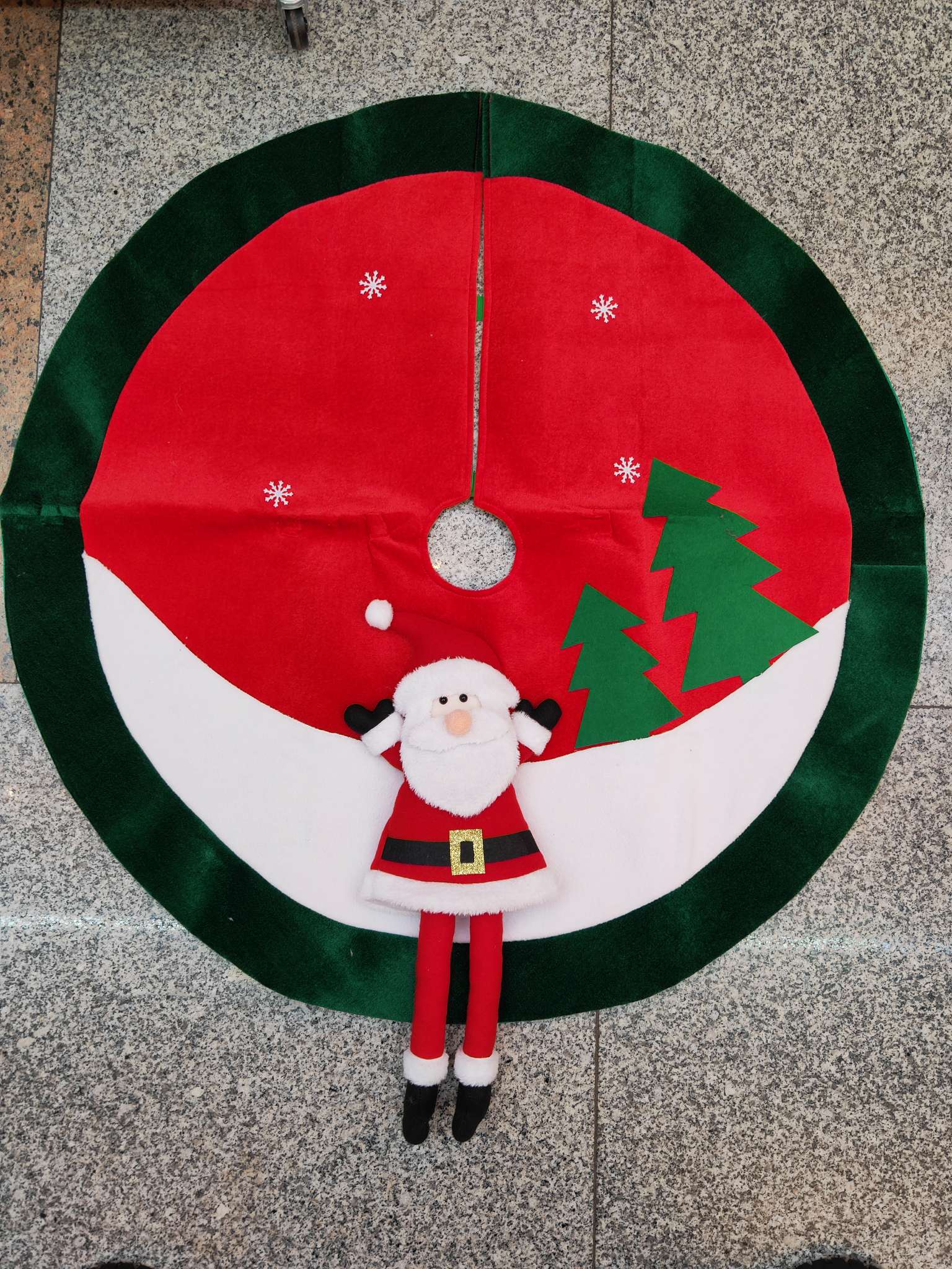 Christmas supplies, Santa Claus tree skirt ornaments, Christmas decorations, festive atmosphere arrangement