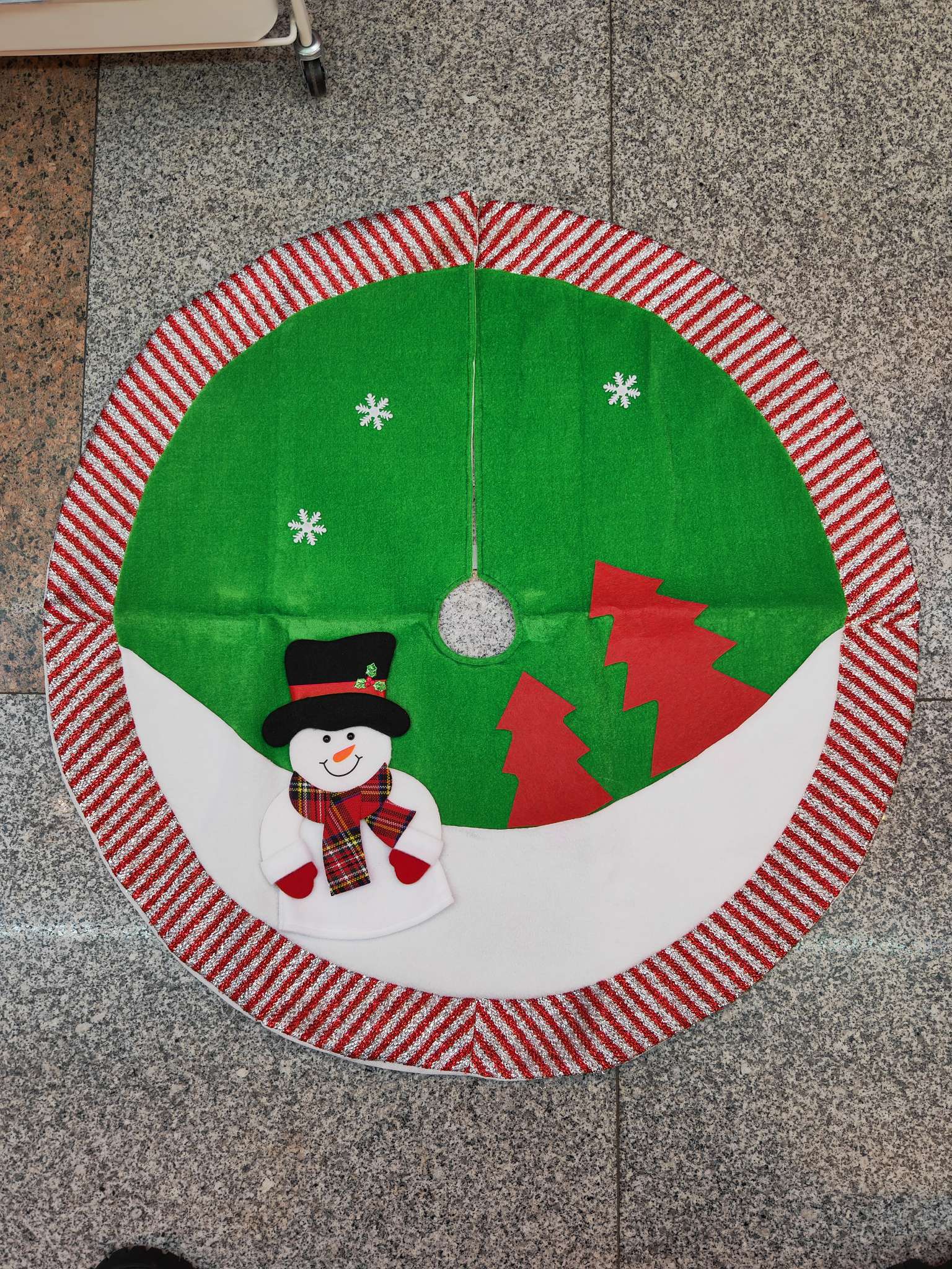 Christmas snowman figurines, tree skirts, Christmas decorations, and festive atmosphere arrangements