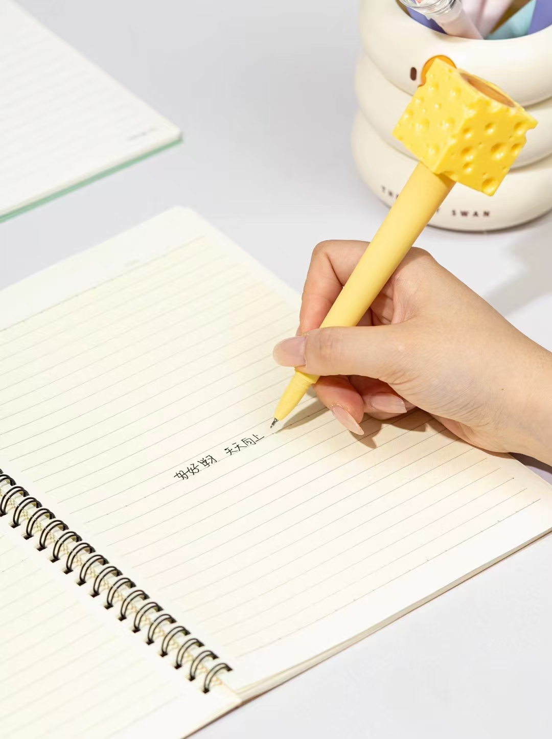 Fandouka Stationery offers creative and cute cheese stress-relieving gel pens that are smooth and easy to write. Wholesale of creative stationery gel pens Application Scenario