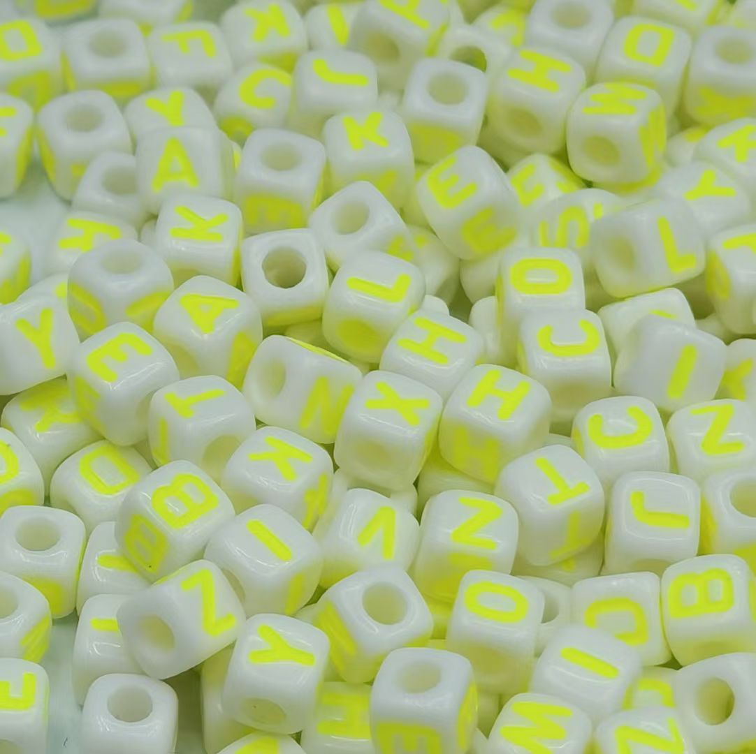 5㎜迷你小字母滴油效果 干净 颜色亮丽 材料环保 字母珠饰品配件 精美散珠串珠 珠子饰品制作材料 独特风格珠子散珠饰品细节图