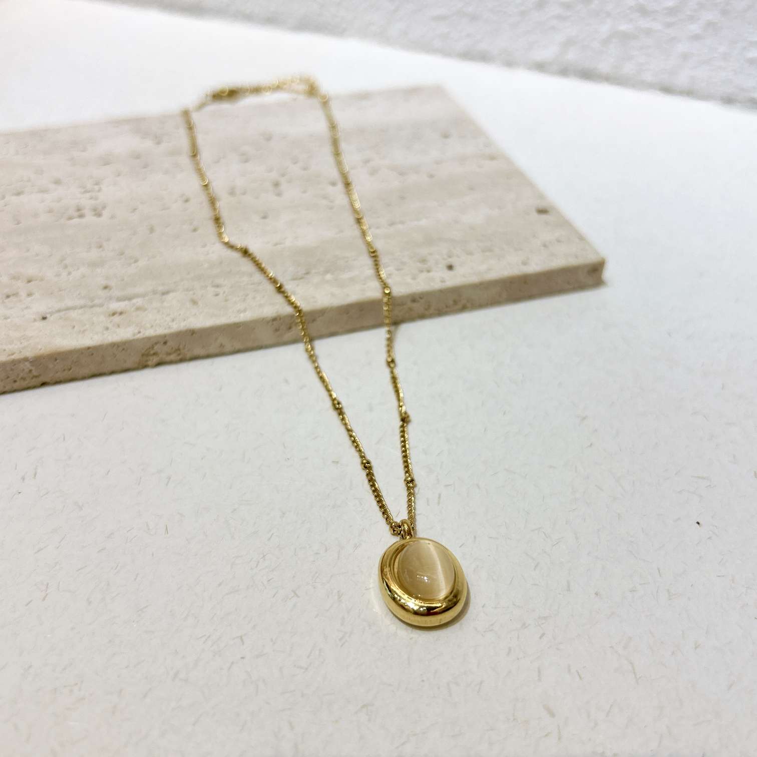 Titanium steel chain four-leaf clover gold inlay jade pendant, high-end accessory, fashionable necklace, essential for enhancing one's temperament, Mengfeini xl012 Application Scenario