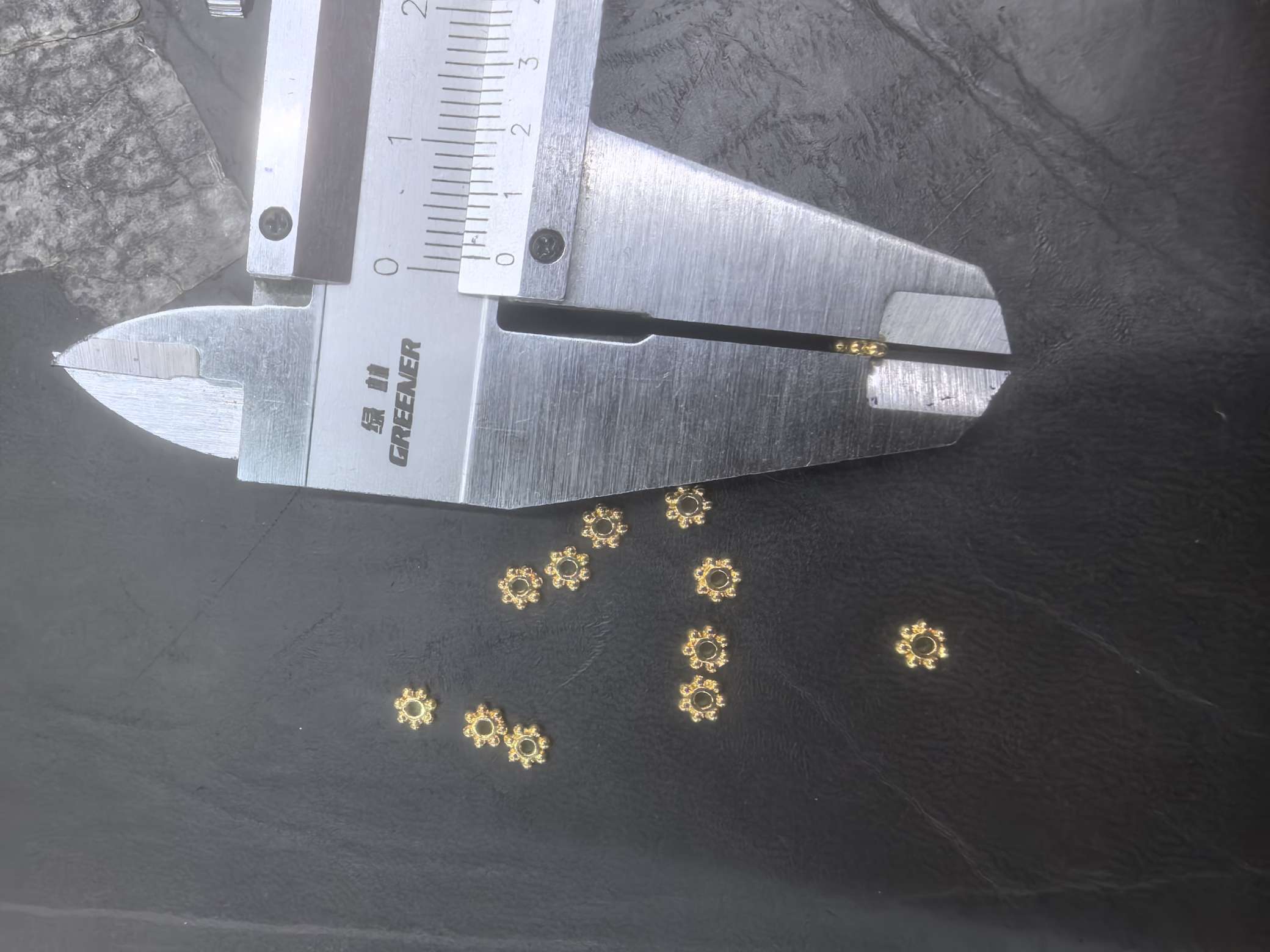 Factory direct sales of alloy flower tray snowflakes, plated with 18k detail image 3