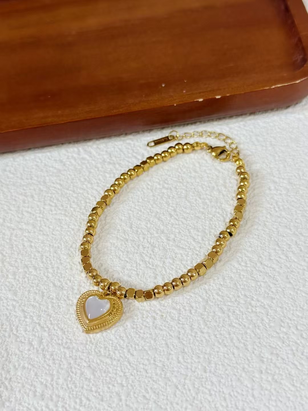 钛钢高保色手链 高级贝壳 珠珠手链 爱心贝壳 饰品产品图