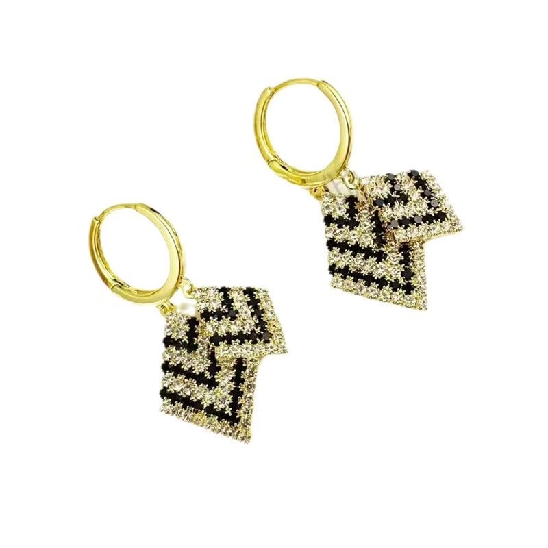 The elegant and dazzling black and white diamond-shaped earrings are luxurious and long, making the face slimmer. The earrings are unique and light luxury zircon ear buckles Application Scenario