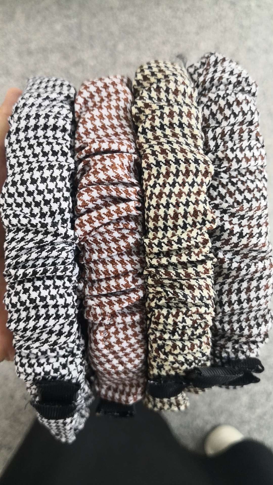 The new 2025 style of the checkered pleated hairband for women is simple, elegant and versatile. It is a washbasin headband, hairband and hairpin for women. It is a Korean version with a patchwork style