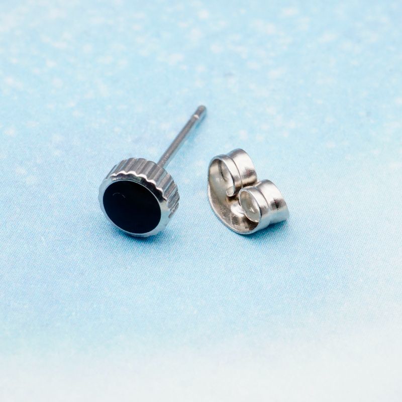 Trendy accessories, fashionable foreign trade bestsellers, stainless steel gear-shaped black oil stud earrings, steel color ES029 Application Scenario