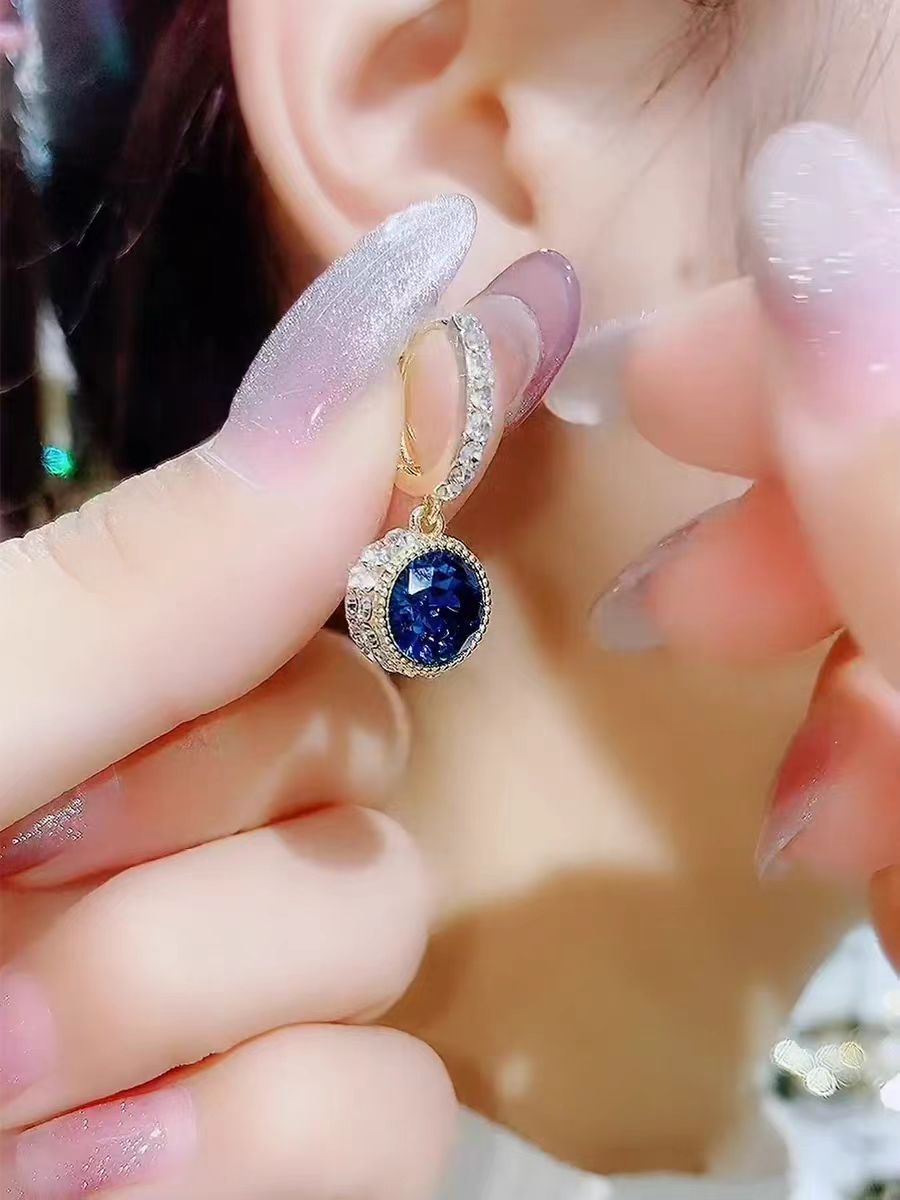 Classic and exquisite ear buckles, blue crystal earrings, fashionable accessories for ladies Application Scenario