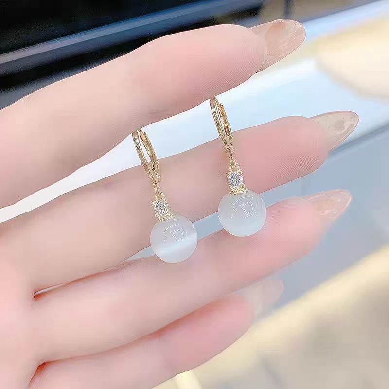 Round earrings, classic and exquisite cat-eye ear buckles, fashionable accessories for ladies Specification image