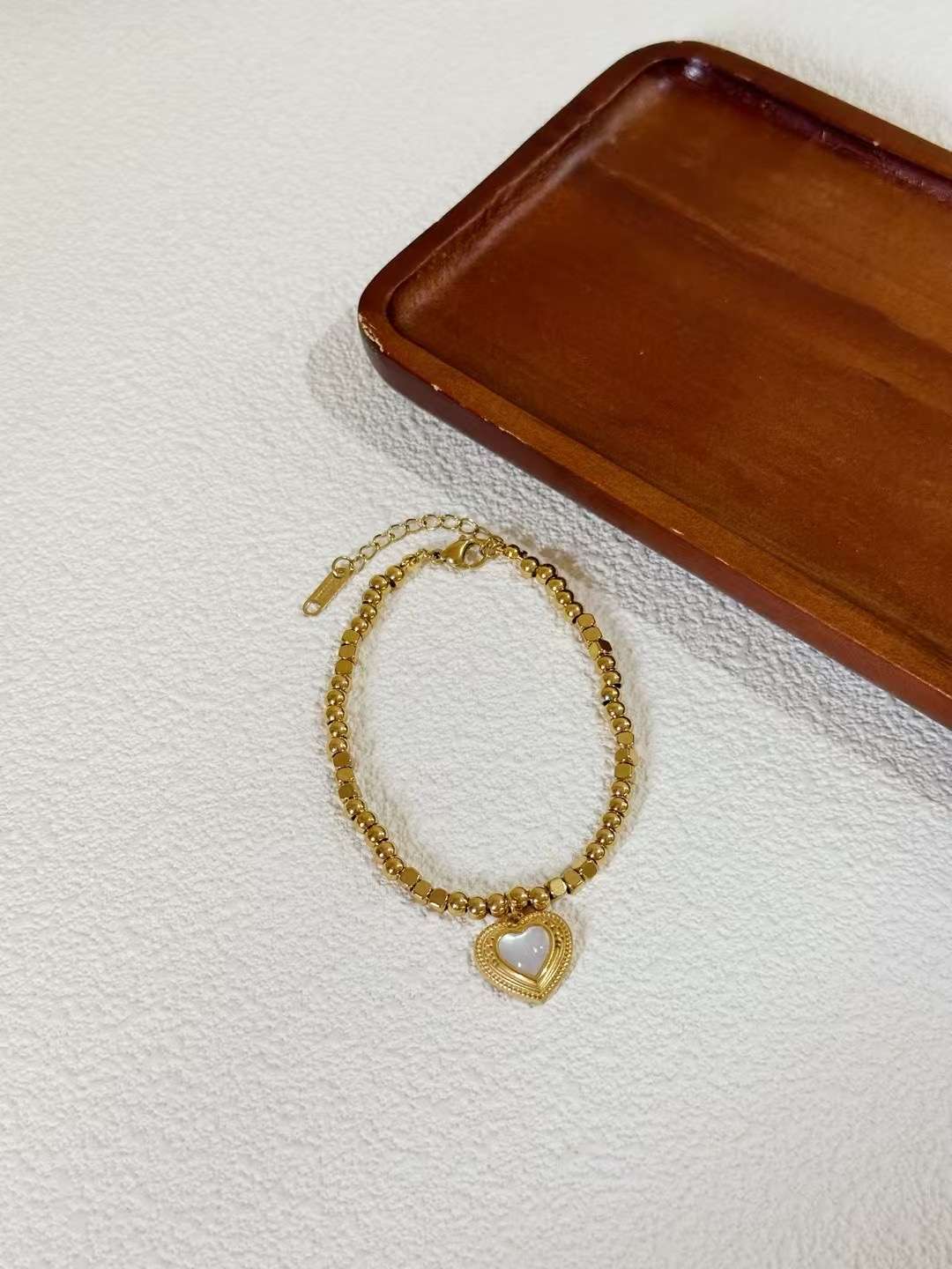 钛钢高保色手链 高级贝壳 珠珠手链 爱心贝壳 饰品细节图