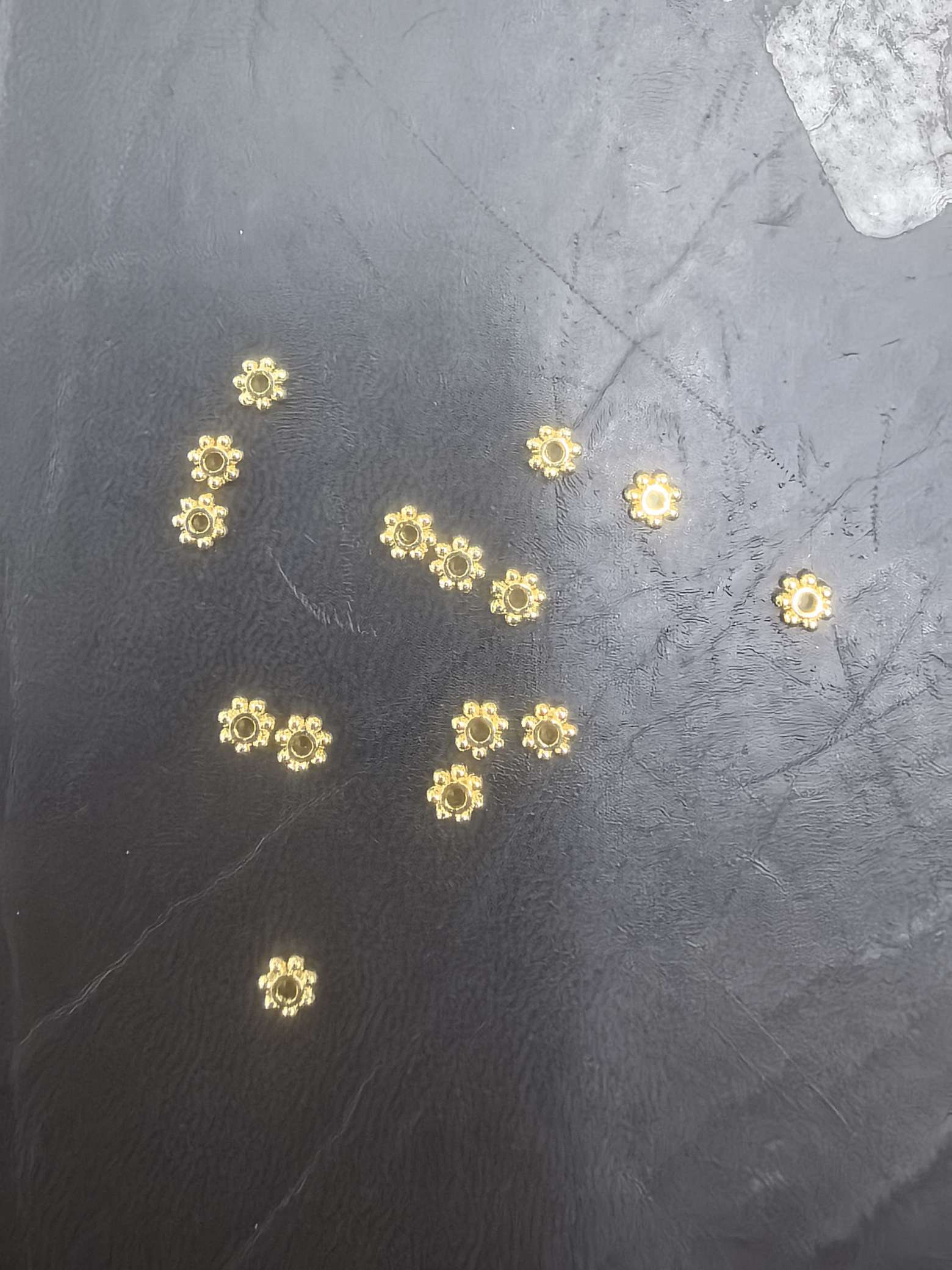 Factory direct sales of alloy flower tray snowflakes, plated with 18k Application Scenario