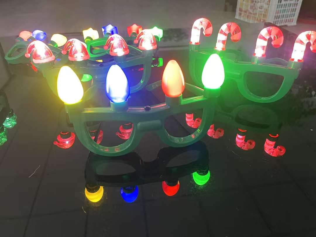 儿童专用防紫外线饰品 眼镜及配件 多色可选时尚太阳镜 保护眼睛不受太阳伤害白底实物图