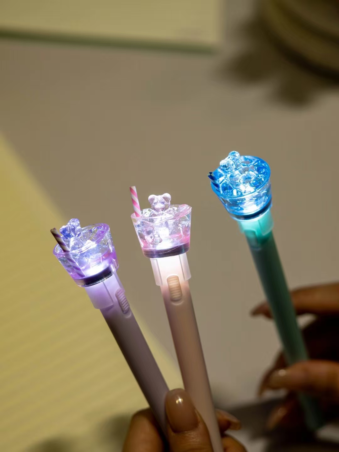 Fandouka Stationery, creative ice cube, Bear Spin Fun, Luminous Pen, Spin Gel Pen, smooth and easy to write. Factory wholesale of creative stationery, gel pen stationery details Picture