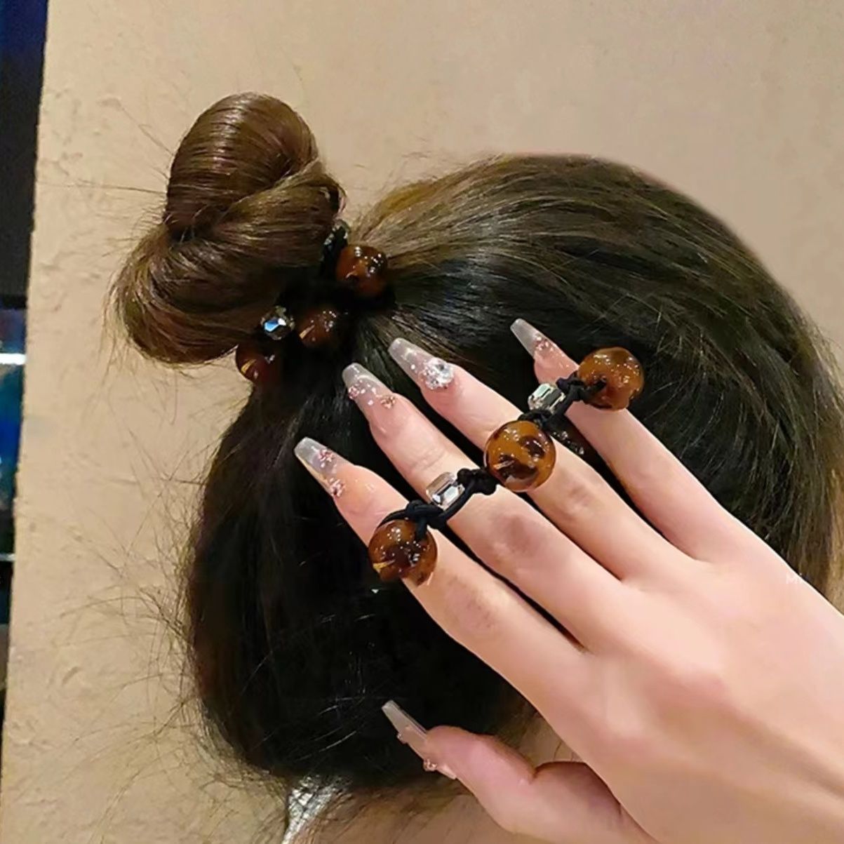 Pearl hair tie bracelet, dual-purpose hair accessory, Korean simple hair band, hair tie, black rubber band, tied in a ponytail, campus Item Picture