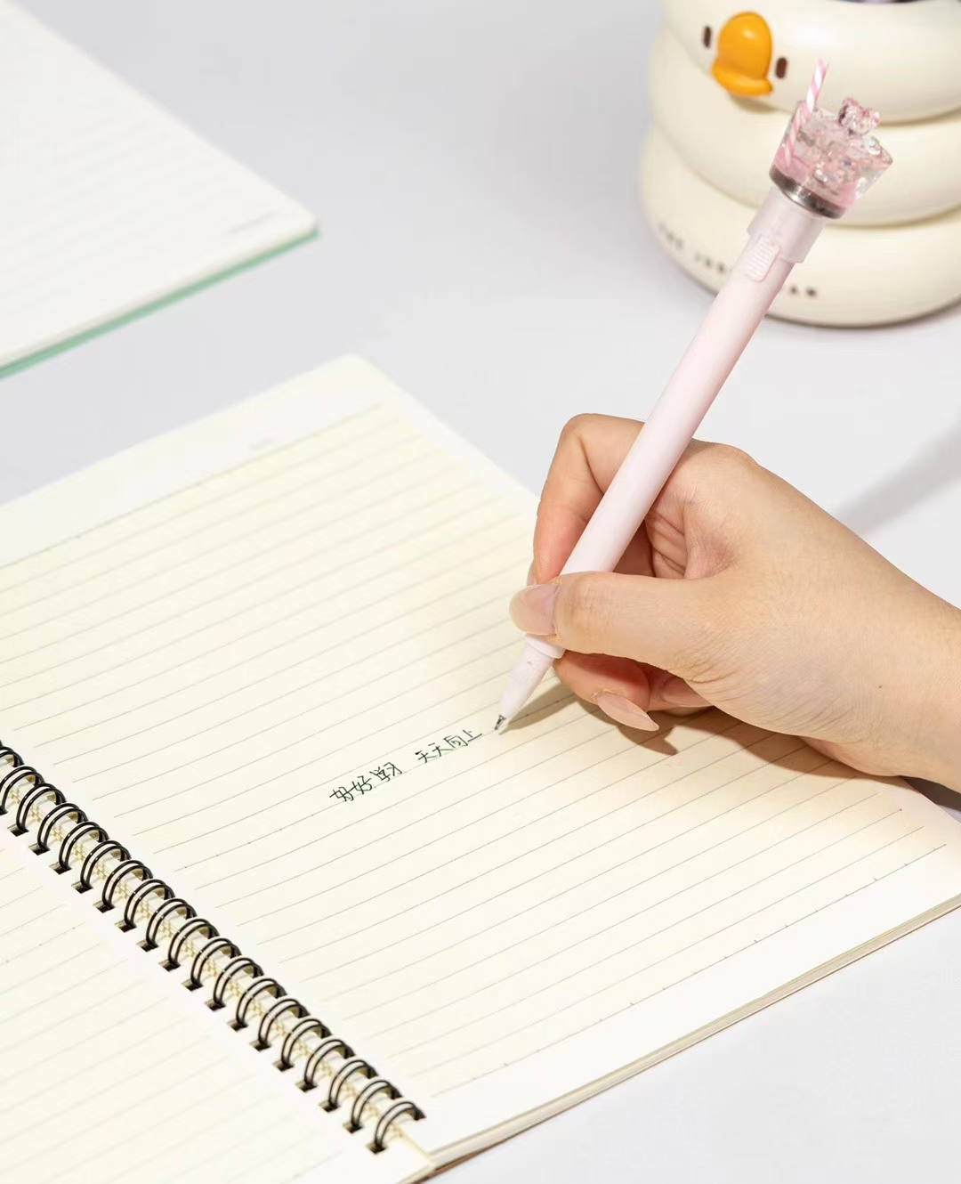 Fandouka Stationery, creative ice cube, Bear Spin Fun, Luminous Pen, Spin Gel Pen, smooth and easy to write. Factory wholesale of creative stationery, gel pen stationery Application Scenario