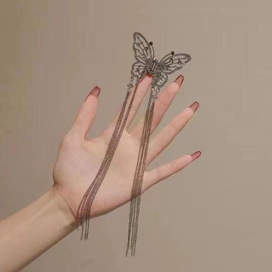 Super fairy butterfly tassel grab clip, hollowed-out pearl water diamond hair grab at the back of the head, shark clip, elegant headwear, wholesale hair accessories, headwear Application Scenario