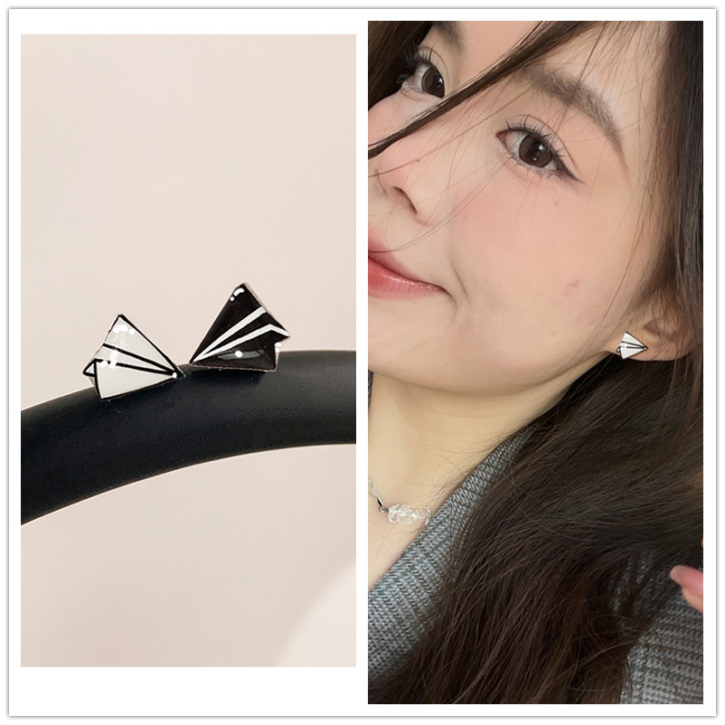 Black and white airplane ear clips, no ear holes, earrings, female student, Korean version, simple plastic needle, silver needle, ear studs, super fairy magnet, magnetic ear studs, earrings details Picture