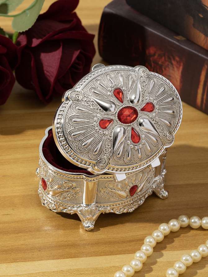 European-style creative retro jewelry box, high-end metal princess metal storage box details Picture