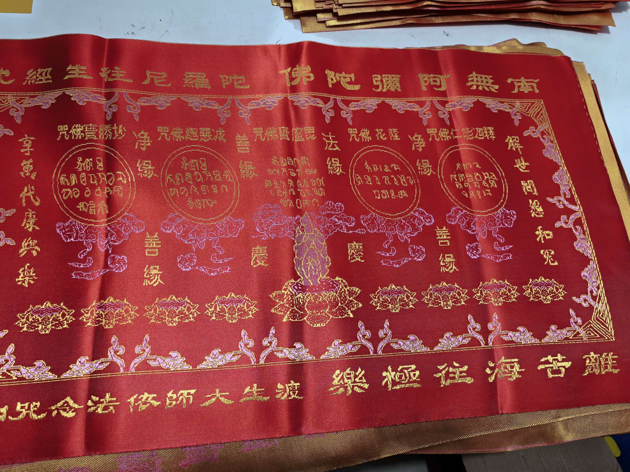 织锦被  三件套 五件套 单独包装的 红色 黄色 宗教用品
做工精细 机器织造  金刚砂 手帕  枕头 毛巾 欢迎选购白底实物图