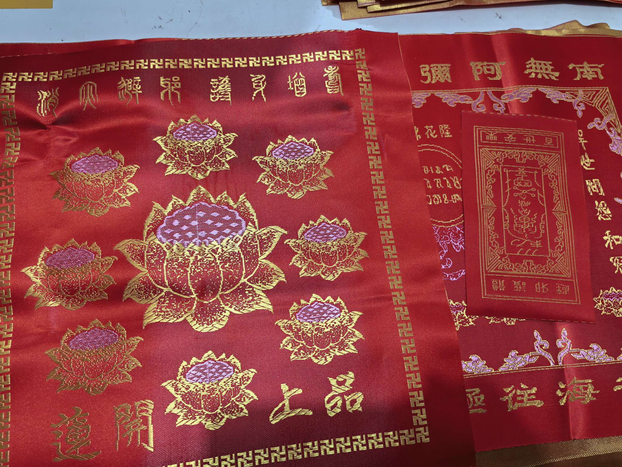 织锦被  三件套 五件套 单独包装的 红色 黄色 宗教用品
做工精细 机器织造  金刚砂 手帕  枕头 毛巾 欢迎选购产品图