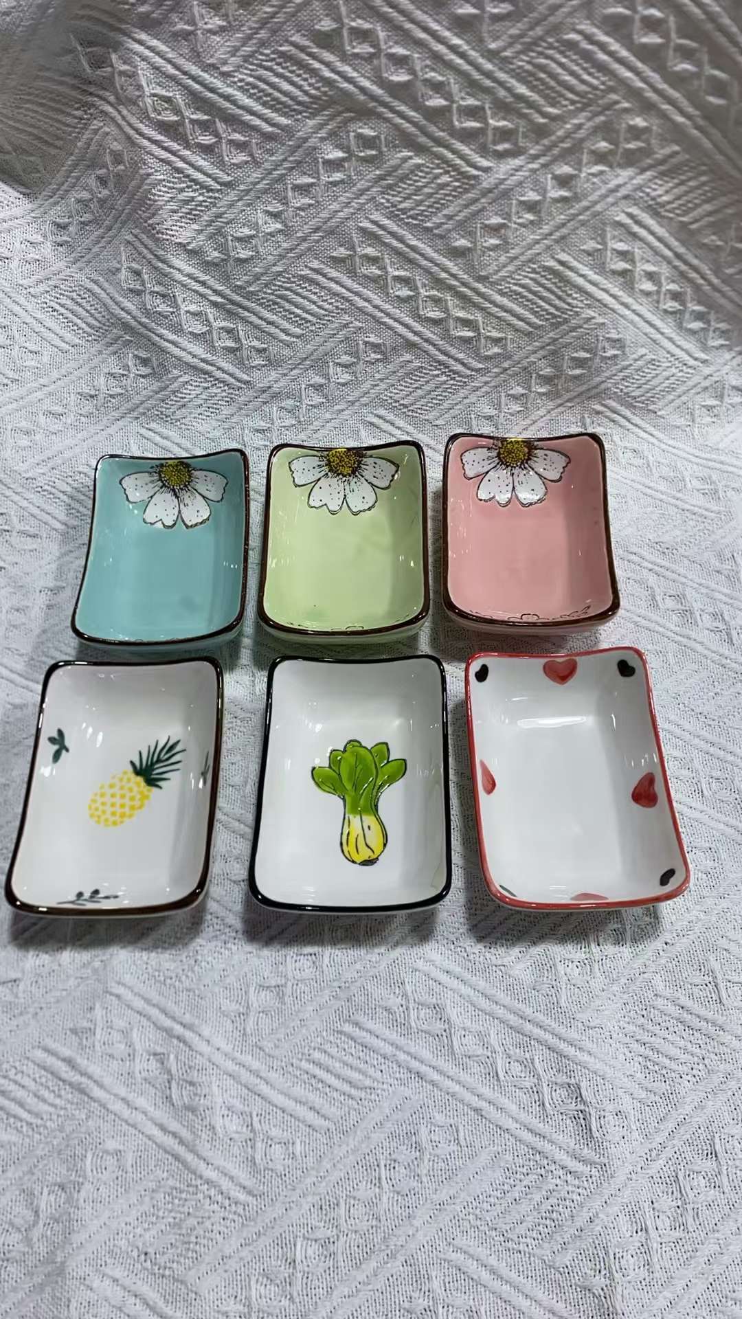 Specializing in daily necessities ceramic plates, we offer custom-made high-quality ceramic plates with unique designs and personalized designs