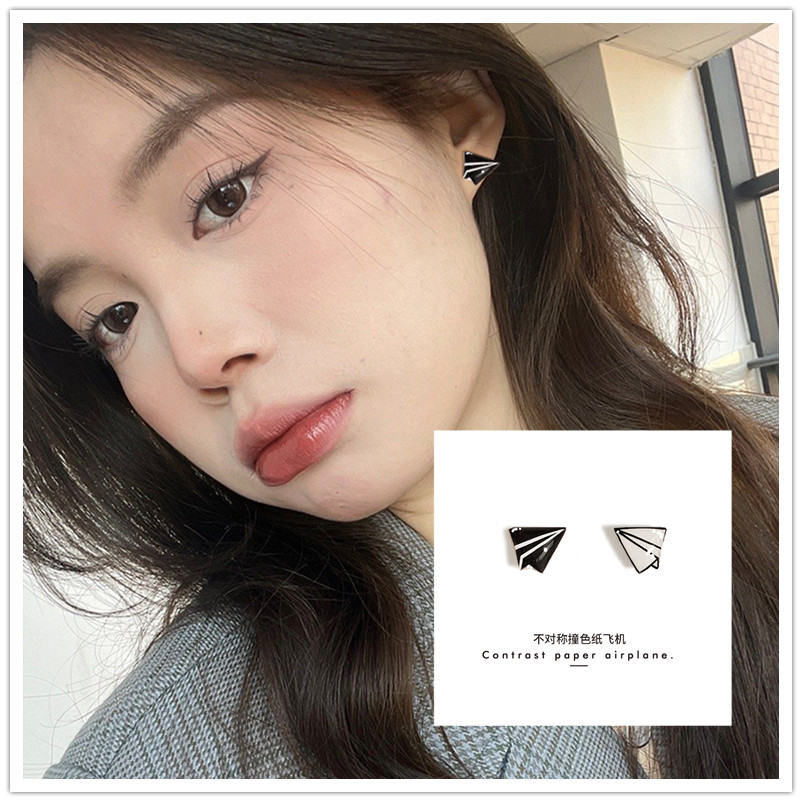 Black and white airplane ear clips, no ear holes, earrings, female student, Korean version, simple plastic needle, silver needle, ear studs, super fairy magnet, magnetic ear studs, earrings Specification image