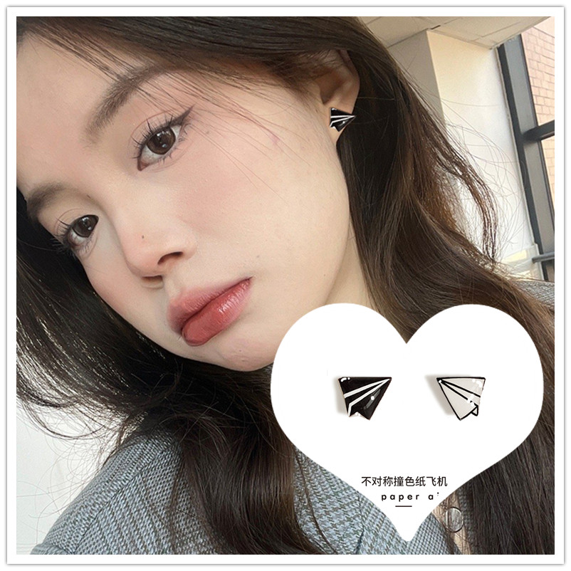 Black and white airplane ear clips, no ear holes, earrings, female student, Korean version, simple plastic needle, silver needle, ear studs, super fairy magnet, magnetic ear studs, earrings Application Scenario