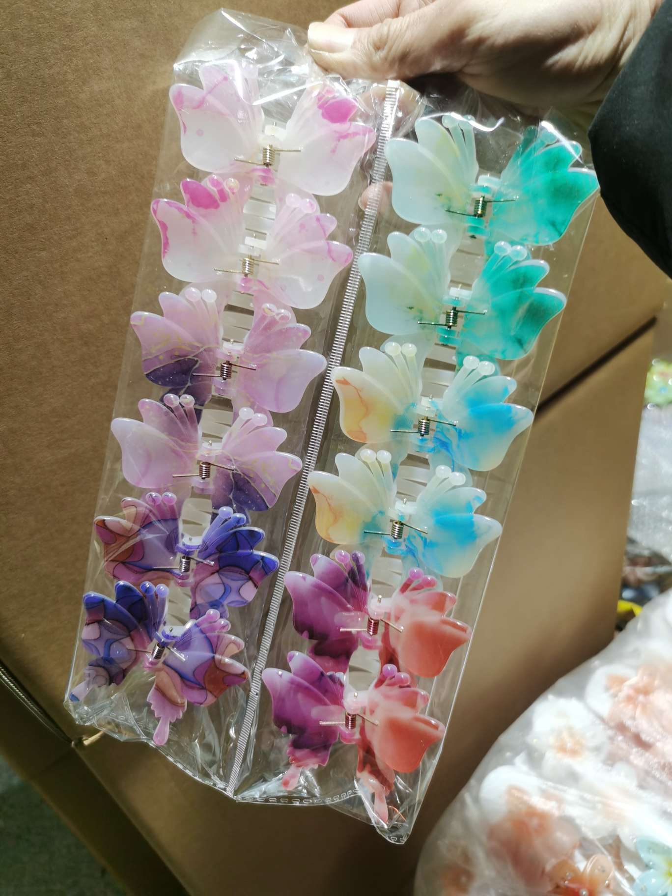 Frangipani hairpins are fashionable ladies' hair clips and hair accessories. They are essential for an elegant and refined look Specification image