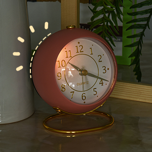复古背光可爱简约设计小台钟带夜灯,静音无滴答声,电池供电,适合儿童、卧室、旅行、厨房、床头桌面。详情4