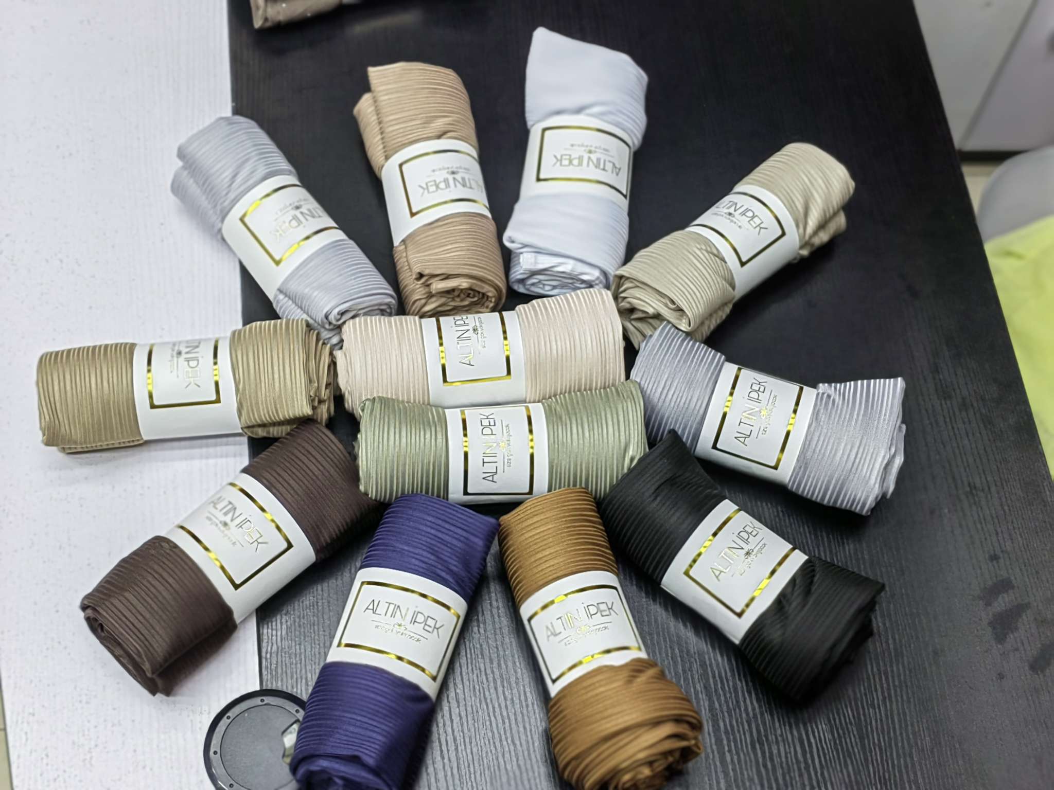 Knitted long scarves and shawls Application Scenario