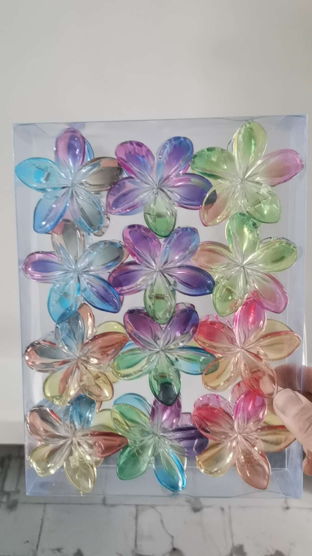 Frangipani hairpins are fashionable ladies' hair clips and hair accessories. They are essential for an elegant and refined look Item Picture