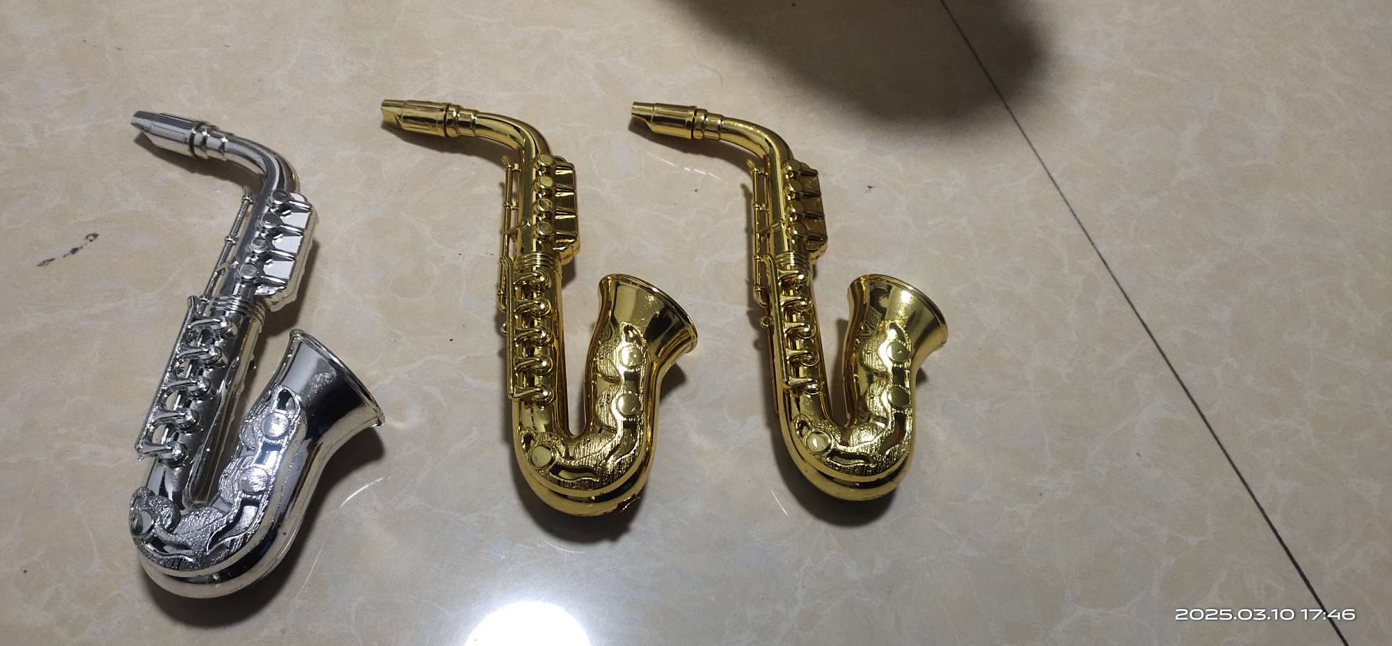 萨克斯喇叭，金银色