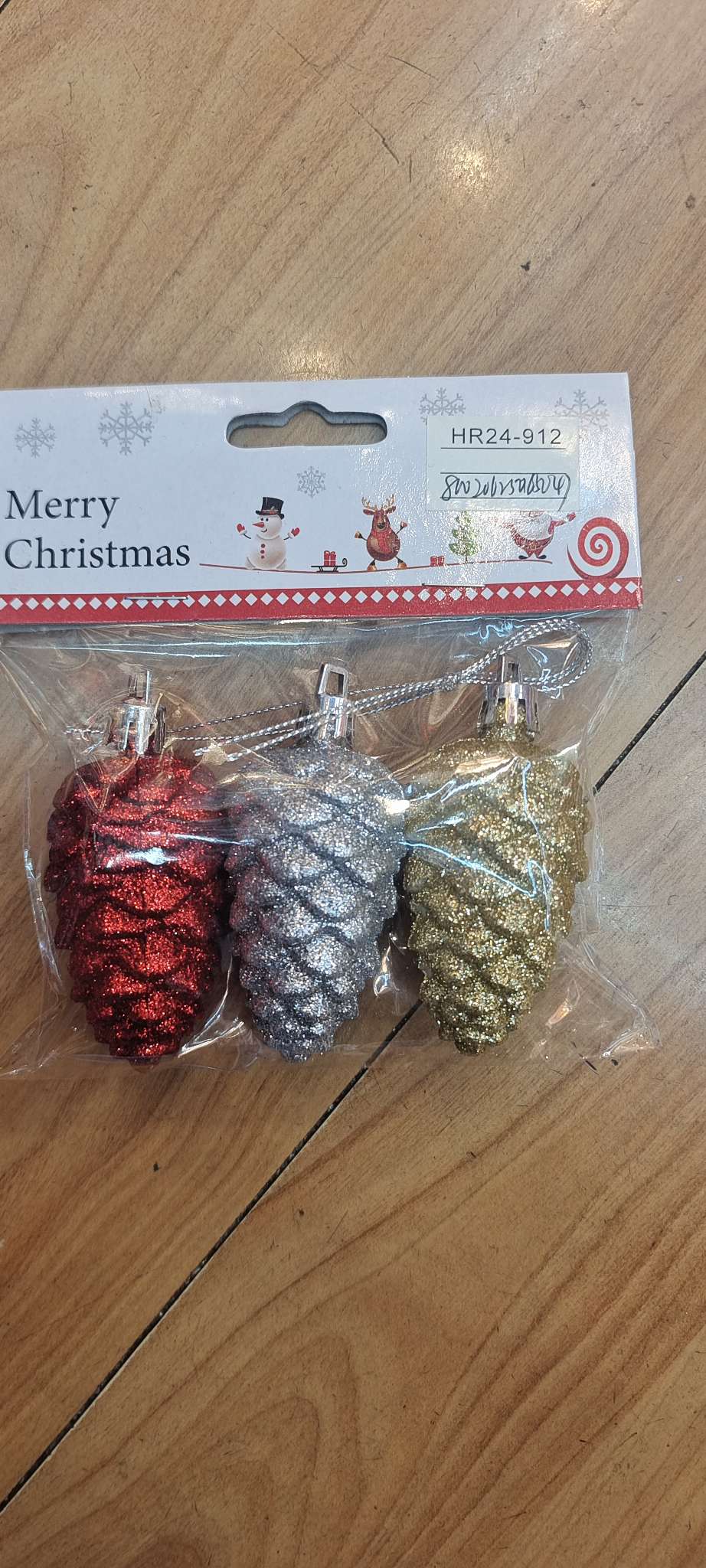 办公室文化圣诞节用品套装 圣诞袜装饰品电动礼品 圣诞树裙花环摆件 节日氛围布置一体包，松果挂件，，三个装，颜色可以定制的详情5