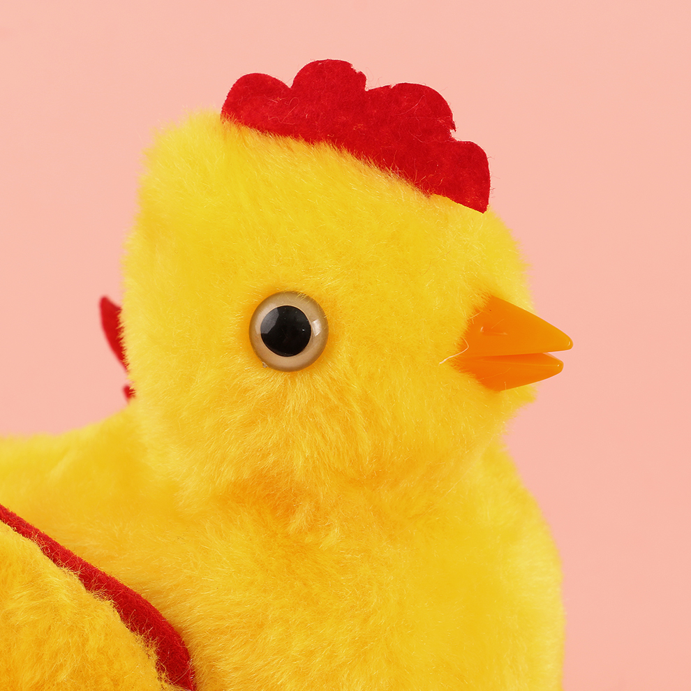 The plush chick can chirp, flap its wings and walk. It is a simulation plush toy for children and an electronic pet Application Scenario