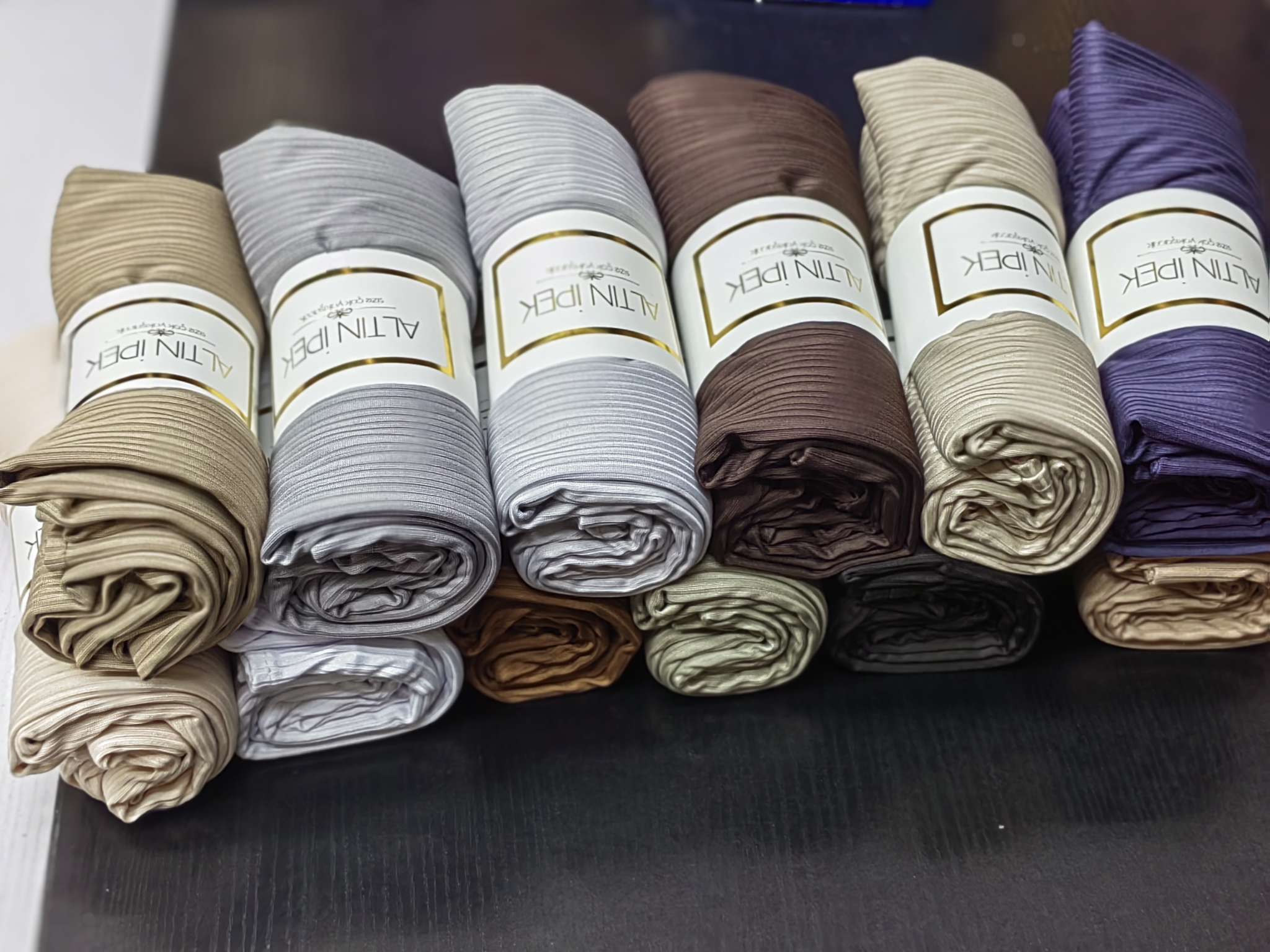 Knitted long scarves and shawls Specification image