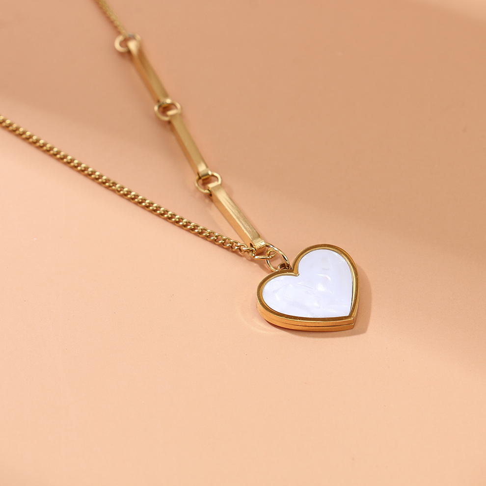2025新款爆款爱心白母贝项链女轻奢高级设计感吊坠锁骨链颈链产品图